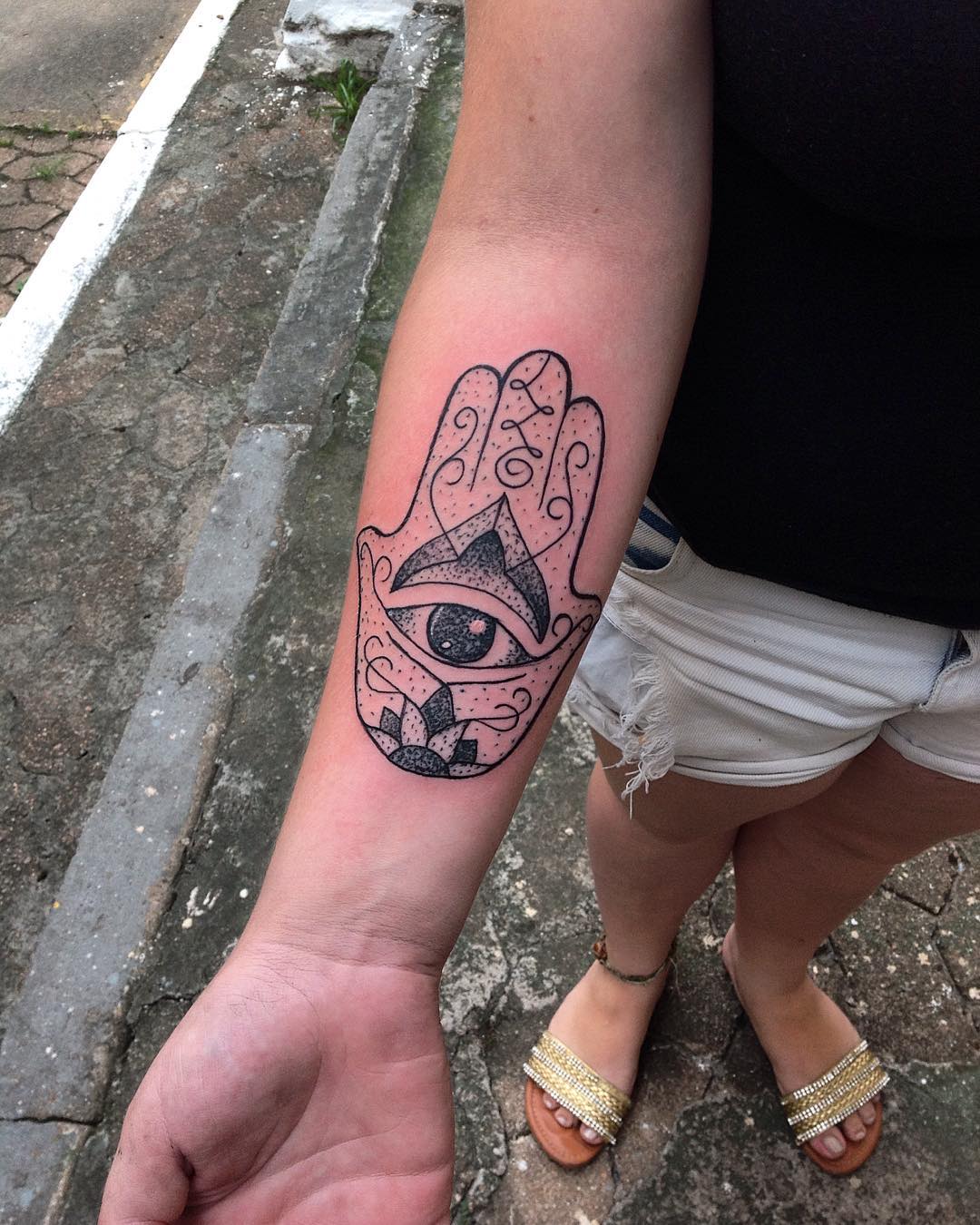 35 Embody the Symbol of Protection with These Hamsa Tattoo Ideas