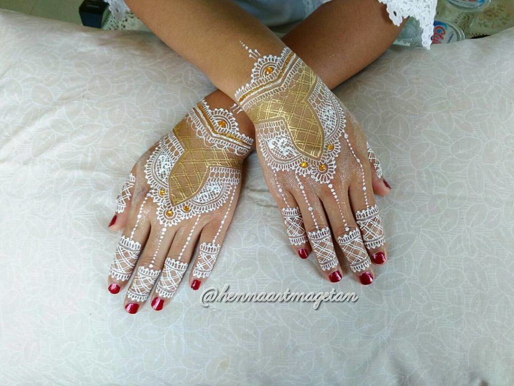 40 Fashionable Gold Henna Tattoos For Temporary Style