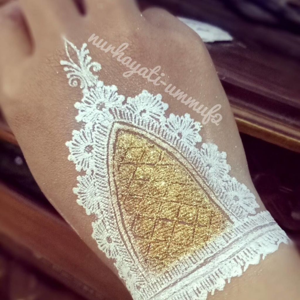 40 Fashionable Gold Henna Tattoos For Temporary Style