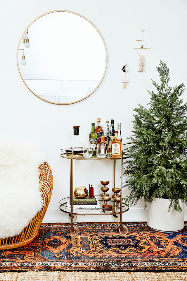 Boho Vibes: A Cozy and Elegant Living Room with a Bar Cart