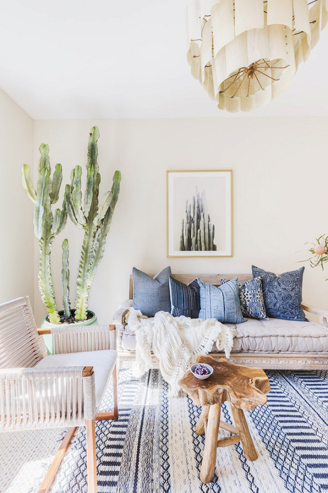 Boho Chic Living Room with Cozy Textiles and Natural Elements