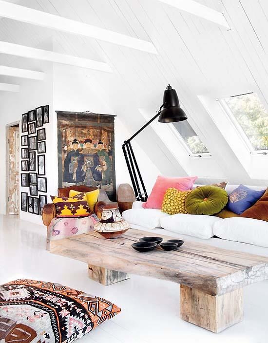 Bohemian Meets Scandinavian: A Cozy and Colorful Living Room