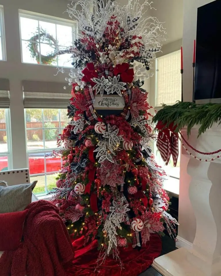 Red and White-themed Christmas Tree Decorating Ideas