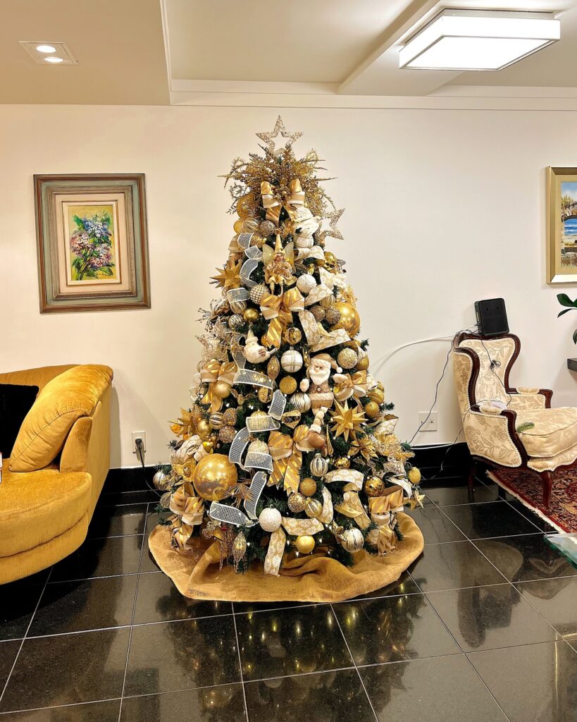 Use a gold tree to give a nod to modern feelings