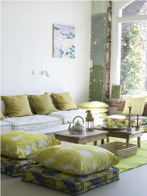 Refreshing Yellow and Green Vintage Living Room Design