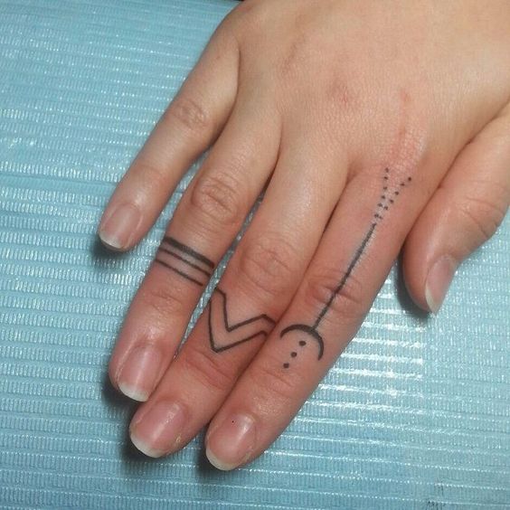 70+ Beautiful Finger Tattoo Ideas - Gravetics