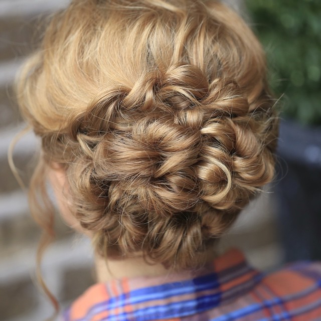 MESSY PROM HAIRDO BUN