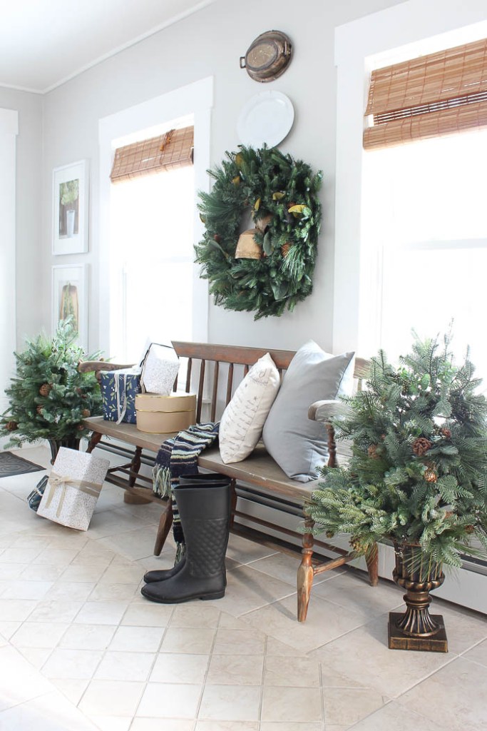 Beautiful Christmas entryway! Wonderful Farmhouse Christmas Decorations For Your Home