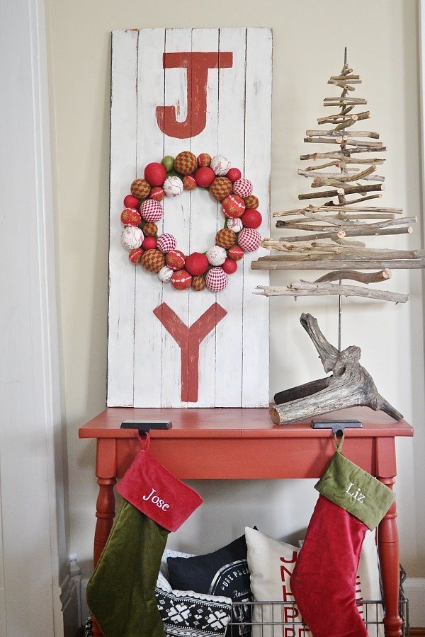 DIY farmhouse Christmas decor.