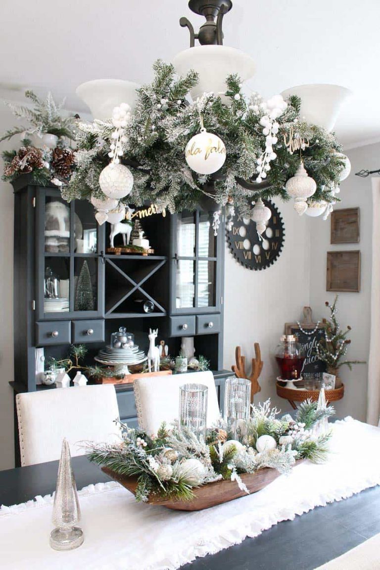 50 Christmas Chandelier Décor Ideas for Gorgeous Beauty