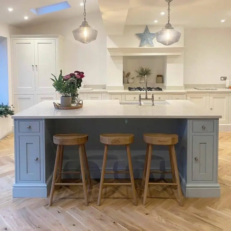 Kitchen Island With a Soft, Colorful Hue