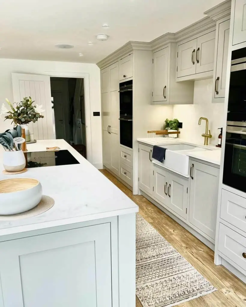 Warm White for an Elegant Kitchen Design