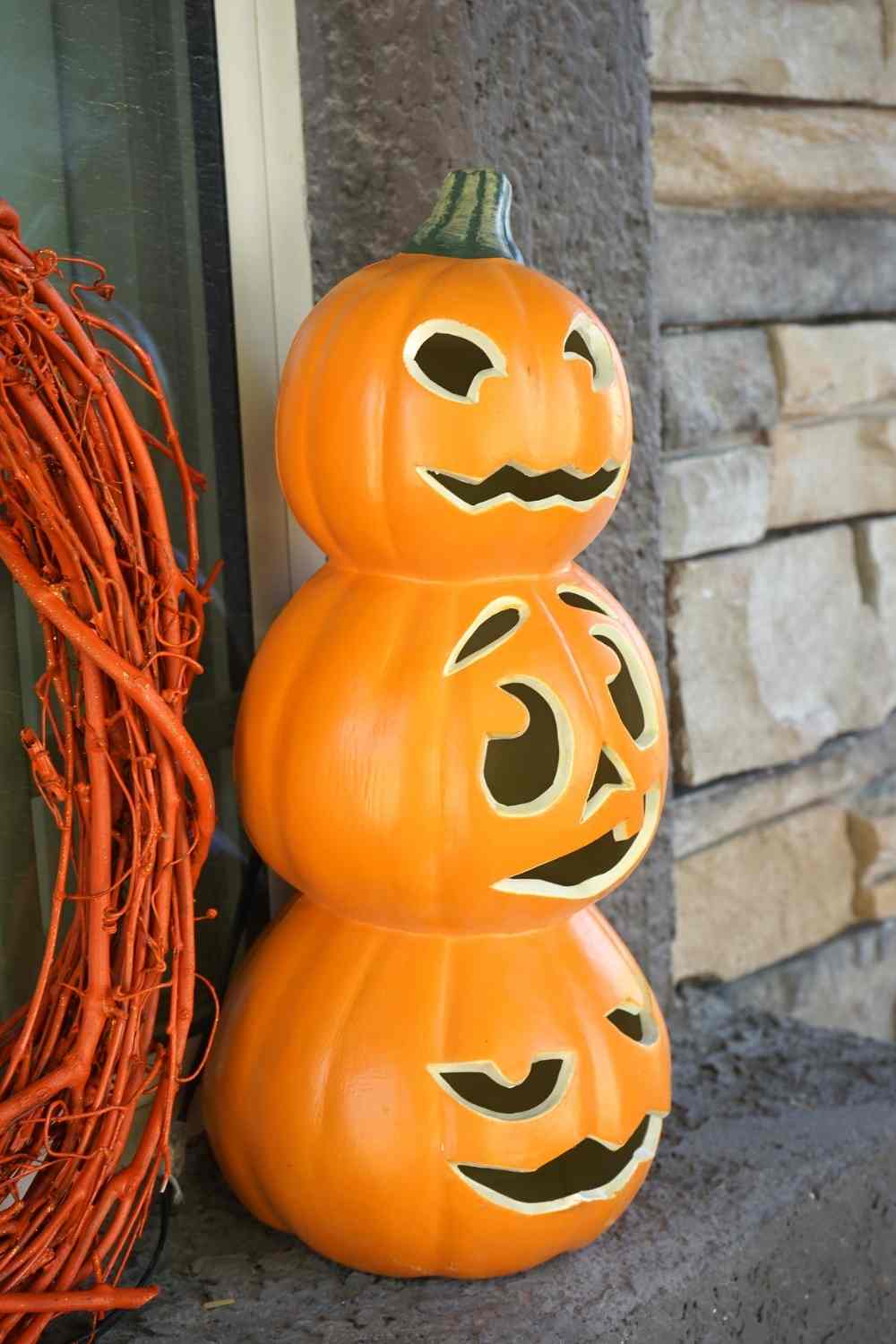 10 Farmhouse Inspired Spooky Halloween Decoration Ideas