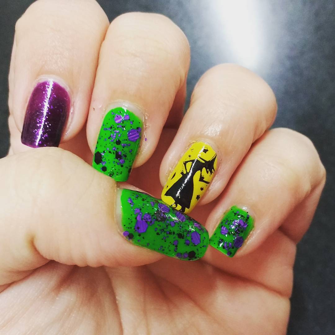 Fantastic Witch Manicure Halloween Nail Art Ideas 