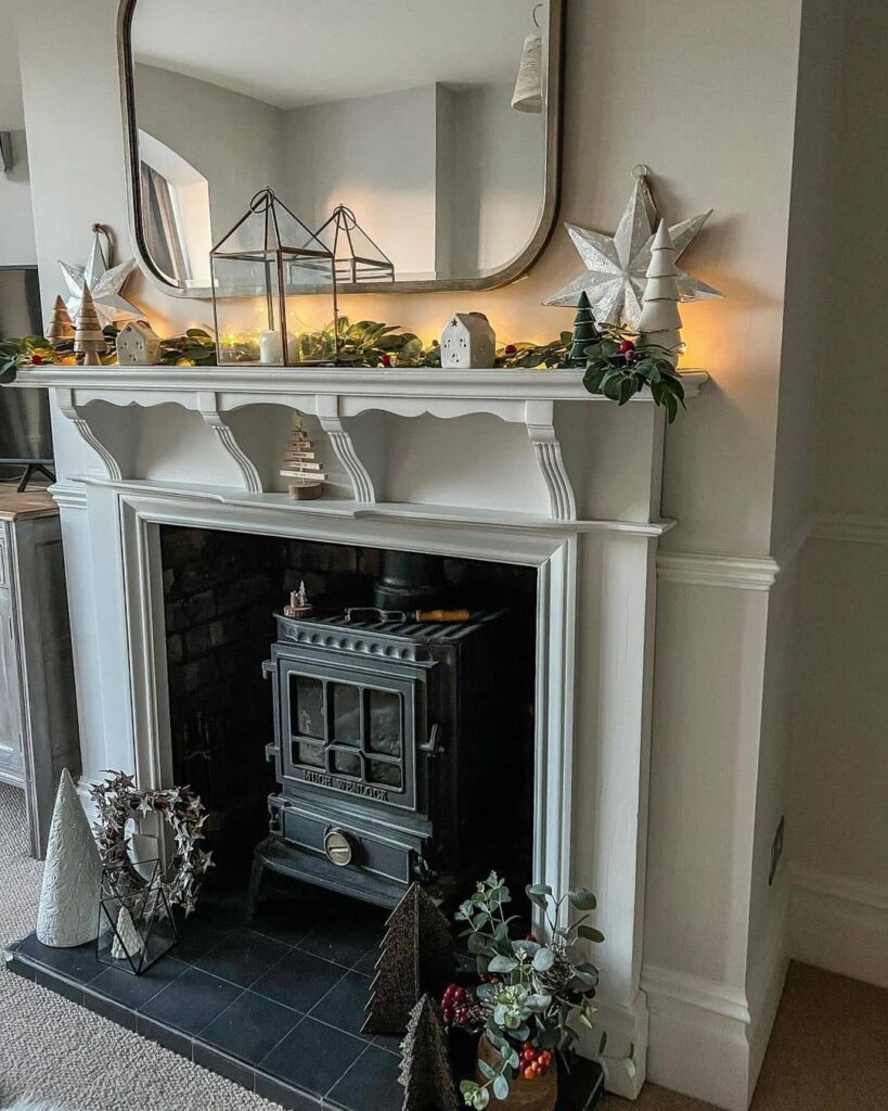 Minimalist mantel with small decorations