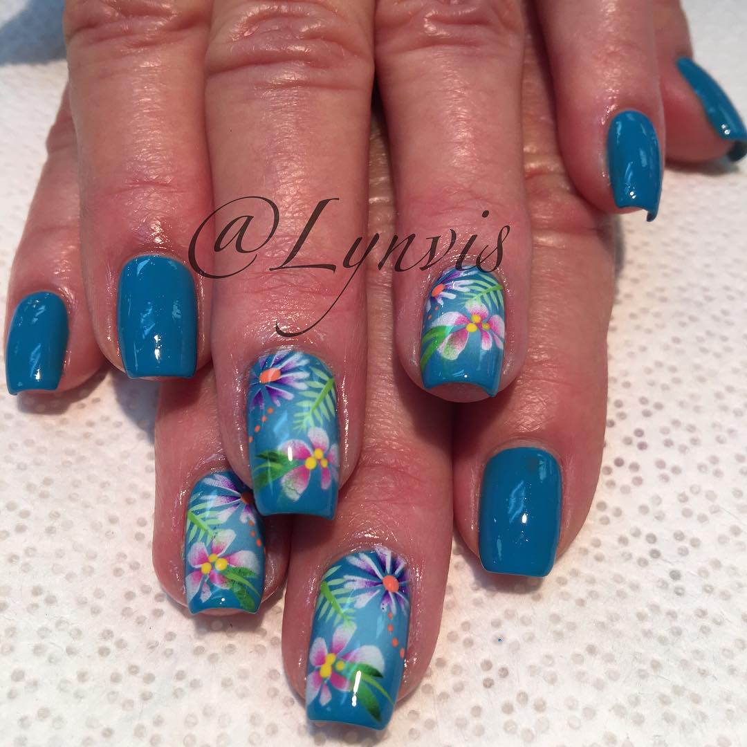 Stylish Blue Flower For Your Nails To Get This Season