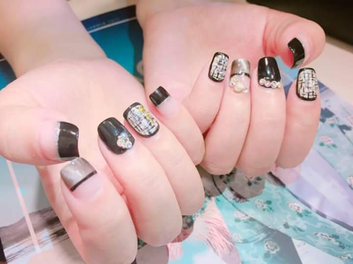 Beautiful Black Nail Art for Small Nails