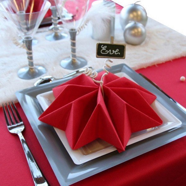 Cool idea to fold napkins as the poinsettia.