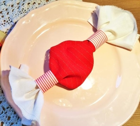 Creative Christmas cracker napkin folding.