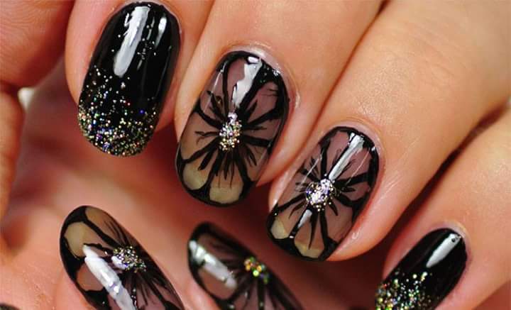 Fashion-friendly Black Flower Nail Art