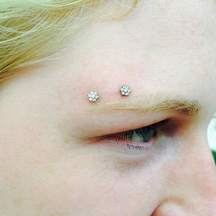 Pretty Flower Diamond Stone Eyebrow Piercing