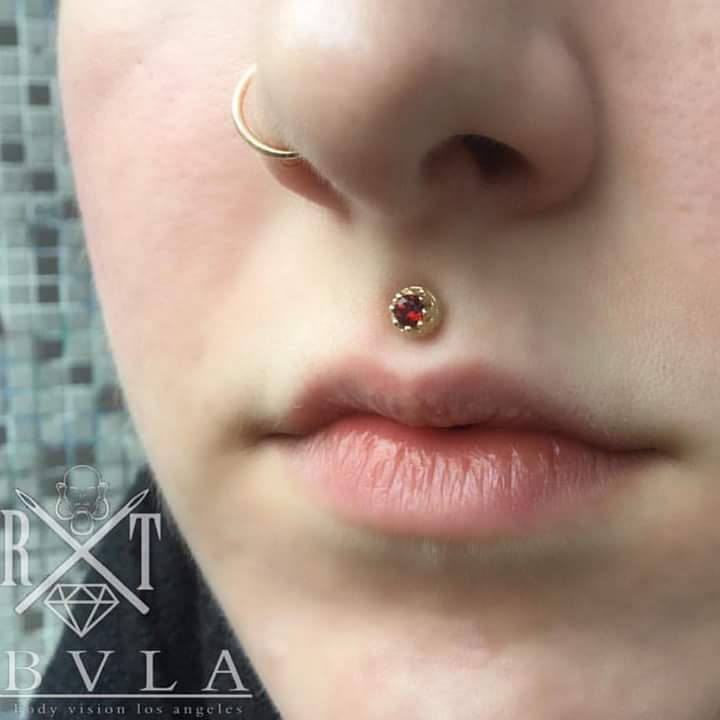 Small Rosegold Cupids Bow Piercing