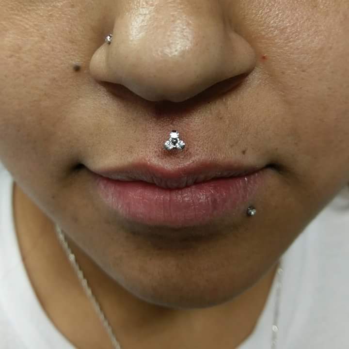 Three Stoned Cupids Bow Piercing