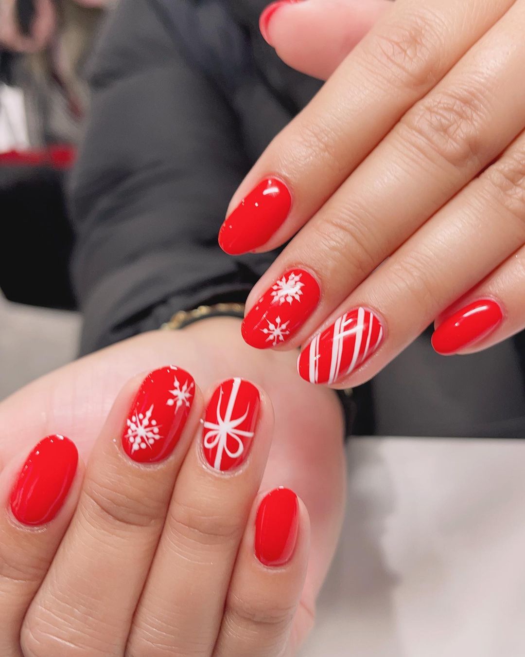 Red Nails with Christmas Present Art