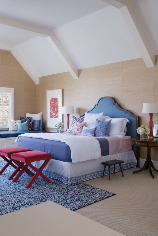 Fresh and Inviting Bedroom with Vibrant Color Combinations