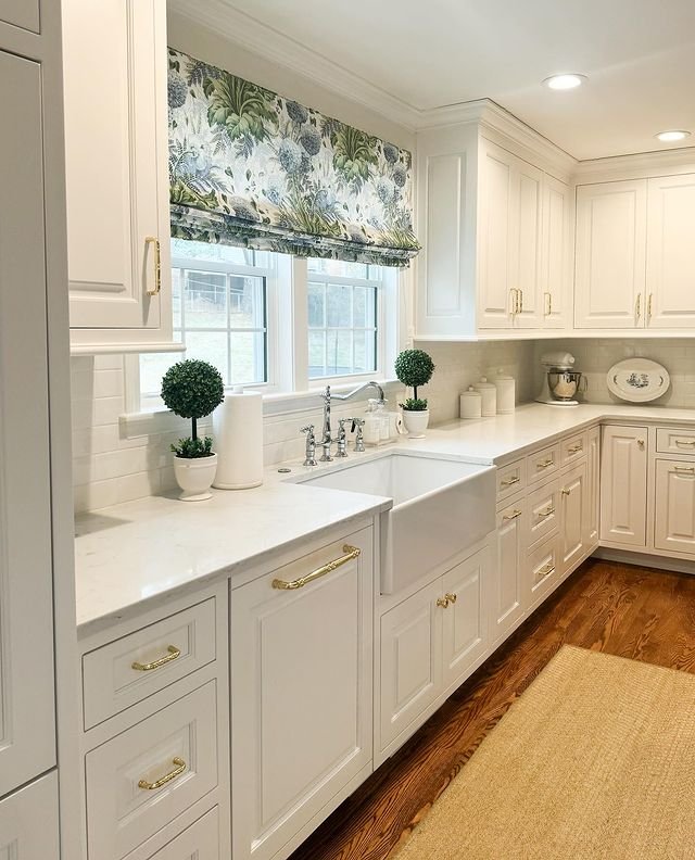 20 White Kitchen Cabinets: Ideas to Transform Your Kitchen 13 White L-Shaped