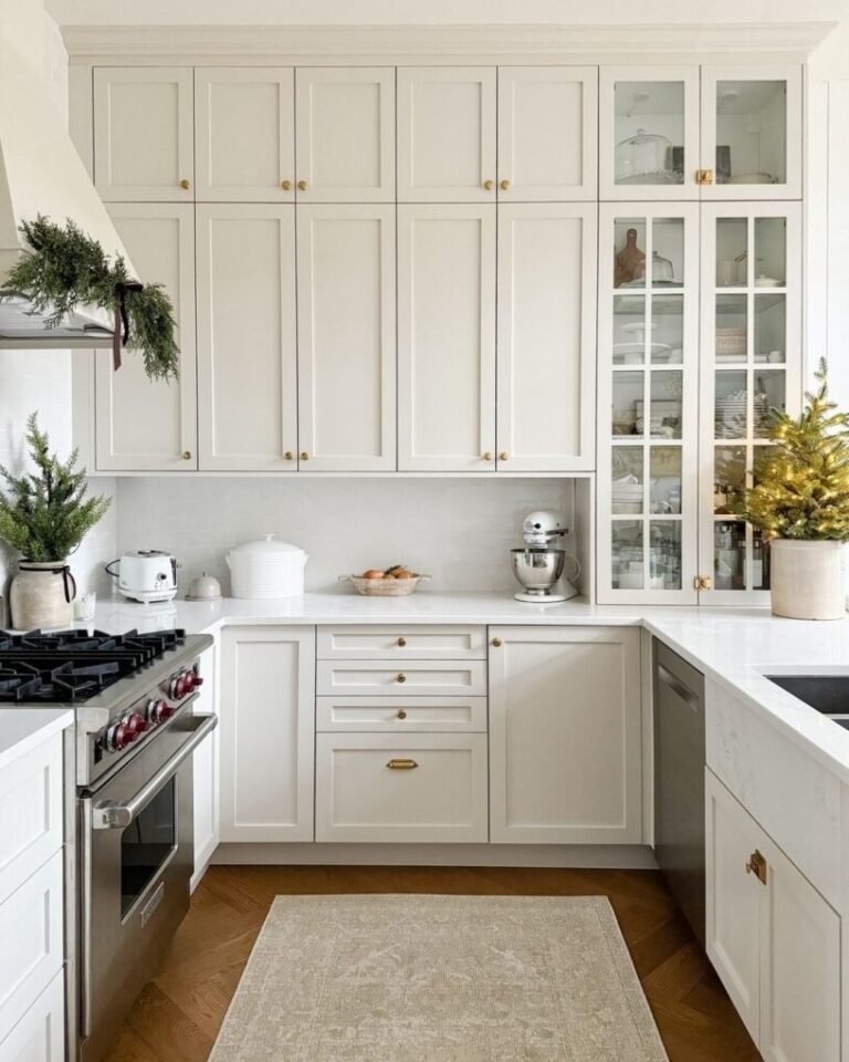 20 White Kitchen Cabinets: Ideas to Transform Your Kitchen 14 White U-Shaped