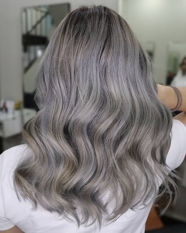 Pearlescent Silver-Gray Waves