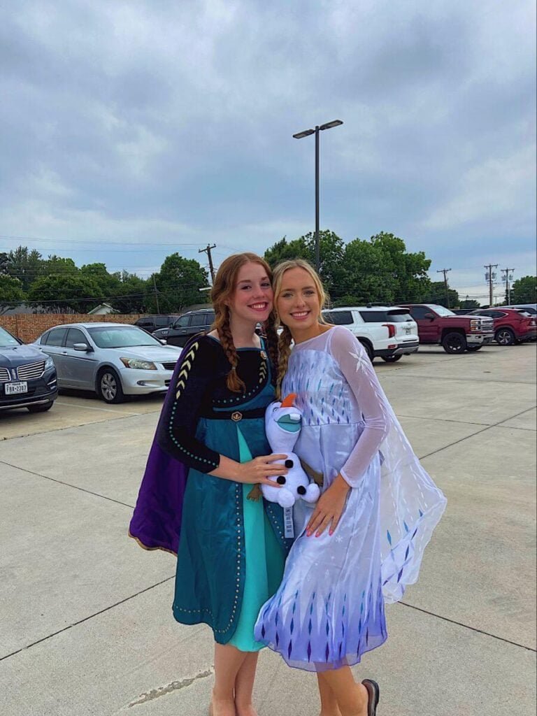 40 Cutest College Halloween Costumes That Everyone’s Talking About 34 Anna From Frozen