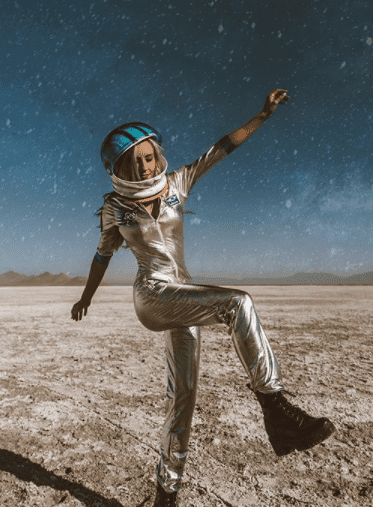 40 Cutest College Halloween Costumes That Everyone’s Talking About 29 Astronaut