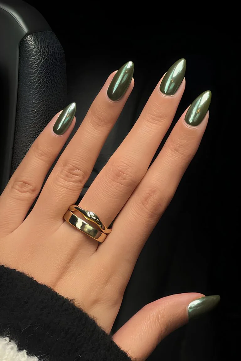 Chromed green nails 