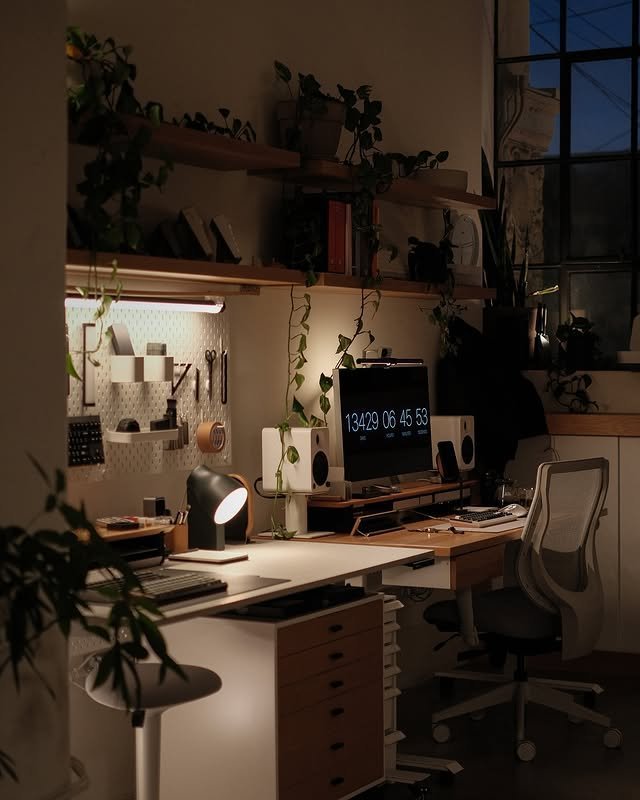 30 Easy Boho Home Office Ideas: Make Your Small Space Cozy! 3 Dim and Concentrating