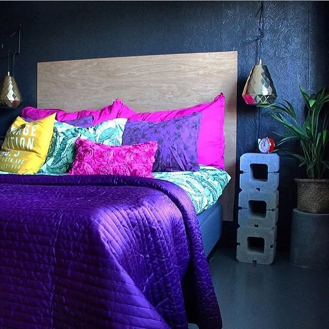 25 Colorful Bedroom Ideas That Will Brighten Your Day 23 Dramatic Setup