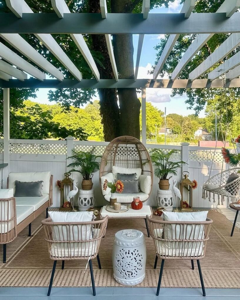 15 Patio Dining Ideas: Perfect Solutions for Cozy Outdoor Meals 9 Lounge Meets Swing