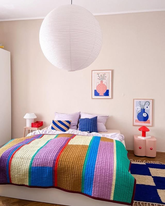 25 Colorful Bedroom Ideas That Will Brighten Your Day 9 Multicolored Quilt