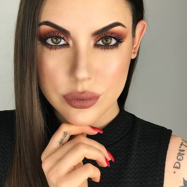 20 Stunning Smokey Eye Makeup Looks for Every Occasion 1 Rose Gold Smokey Eye