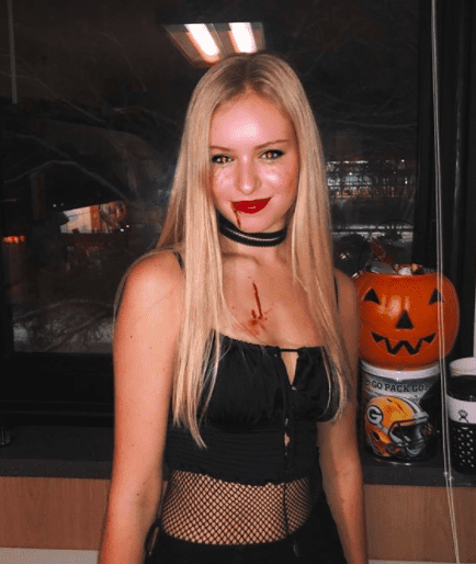 40 Cutest College Halloween Costumes That Everyone’s Talking About 27 Vampire