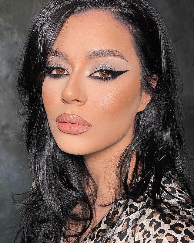 20 Stunning Smokey Eye Makeup Looks for Every Occasion 12 Silver and Black Smokey Eye