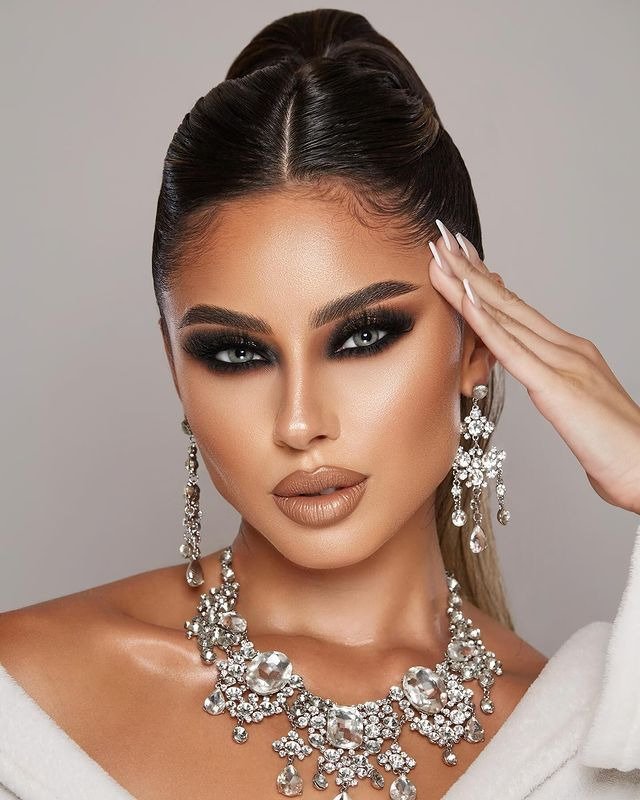 20 Stunning Smokey Eye Makeup Looks for Every Occasion 19 Smokey Eye with Nude Lips