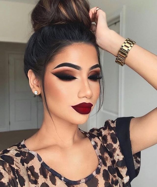 20 Stunning Smokey Eye Makeup Looks for Every Occasion 16 Smokey Eye with Dramatic Lashes