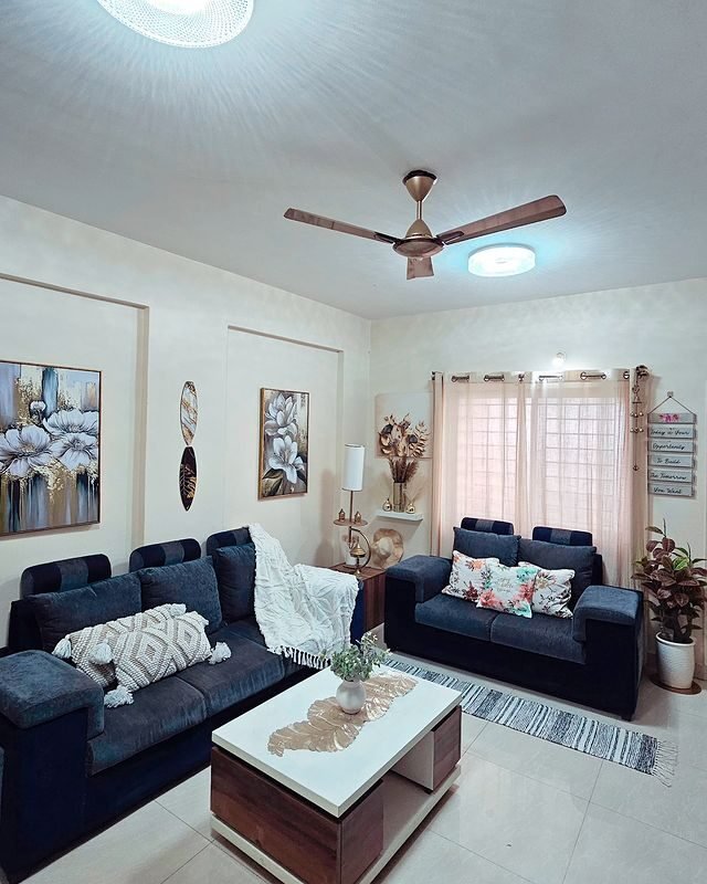 15+ Blue and White Living Room Ideas for a Timeless Look 1 Serene Midnight Blue with White Pillow and Quilt