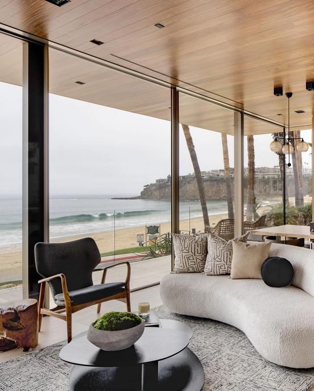 15 Coastal Living Room Decor Ideas for a Fresh, Airy Feel 14 360-Degree View Wave