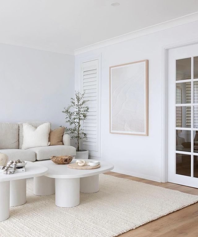 15 Coastal Living Room Decor Ideas for a Fresh, Airy Feel 9 Oceanic Minimalism