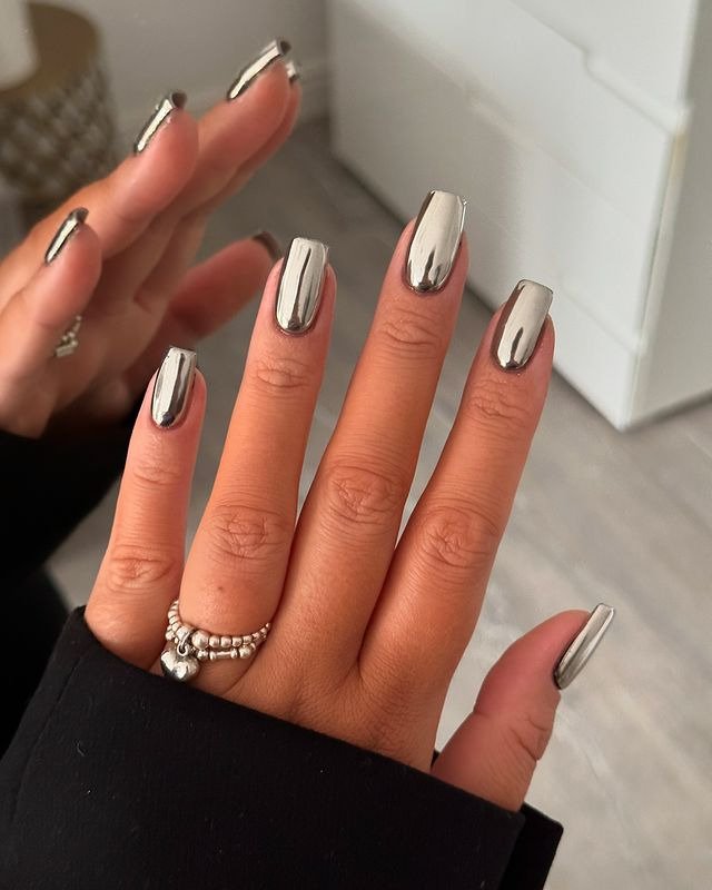 30 Winter Dip Nail Designs That Will Warm Up Your Style 18 Silver Chrome Winter Dip Nails
