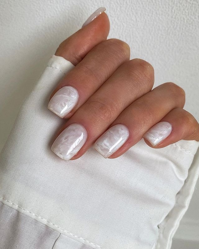 30 Winter Dip Nail Designs That Will Warm Up Your Style 14 White Marble Winter Dip Nails
