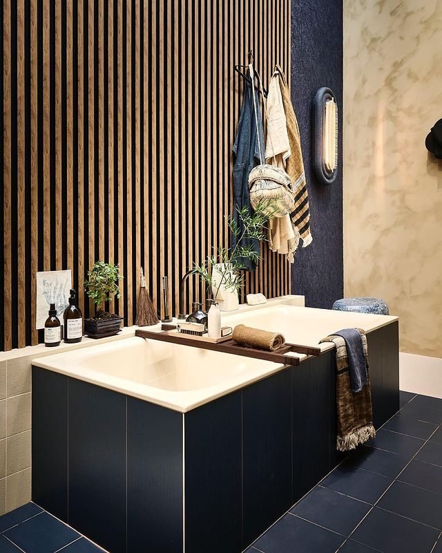 20 Beautiful Japandi Bathroom Ideas for Modern Homes 17 Wood and Dark Color Combo
